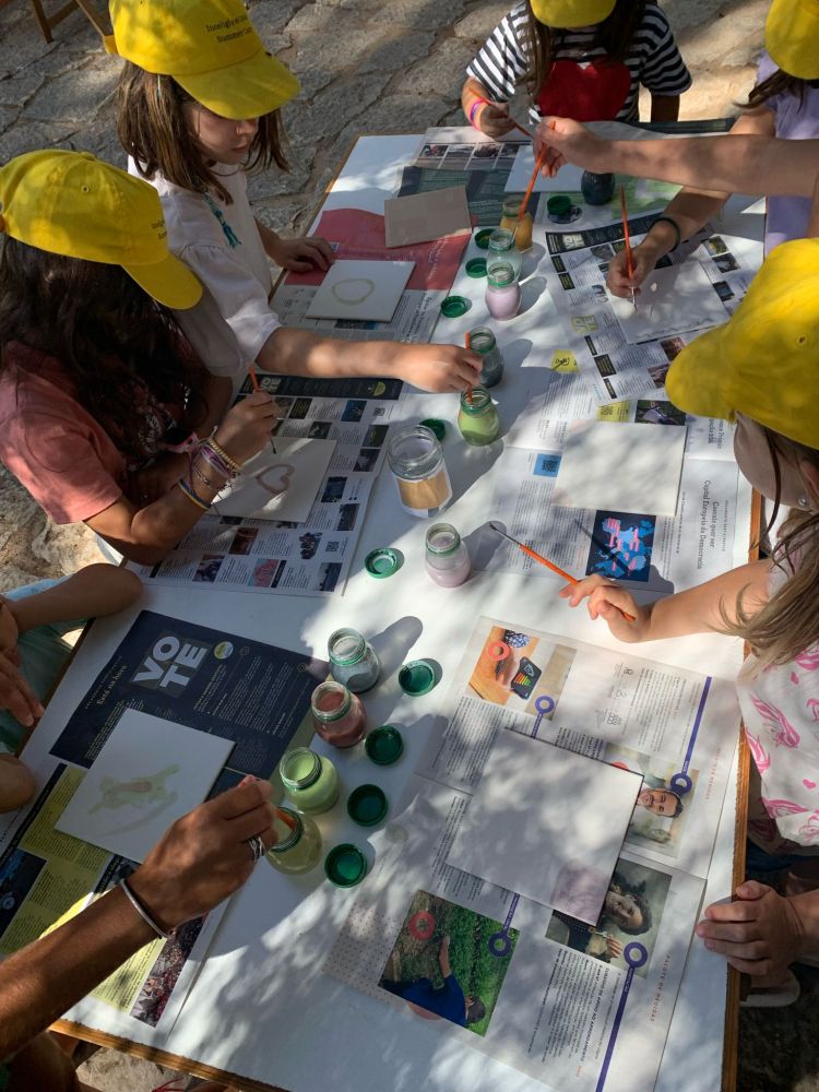Crianças a realizar atividades outdoor durante o Summer Camp em Cascais